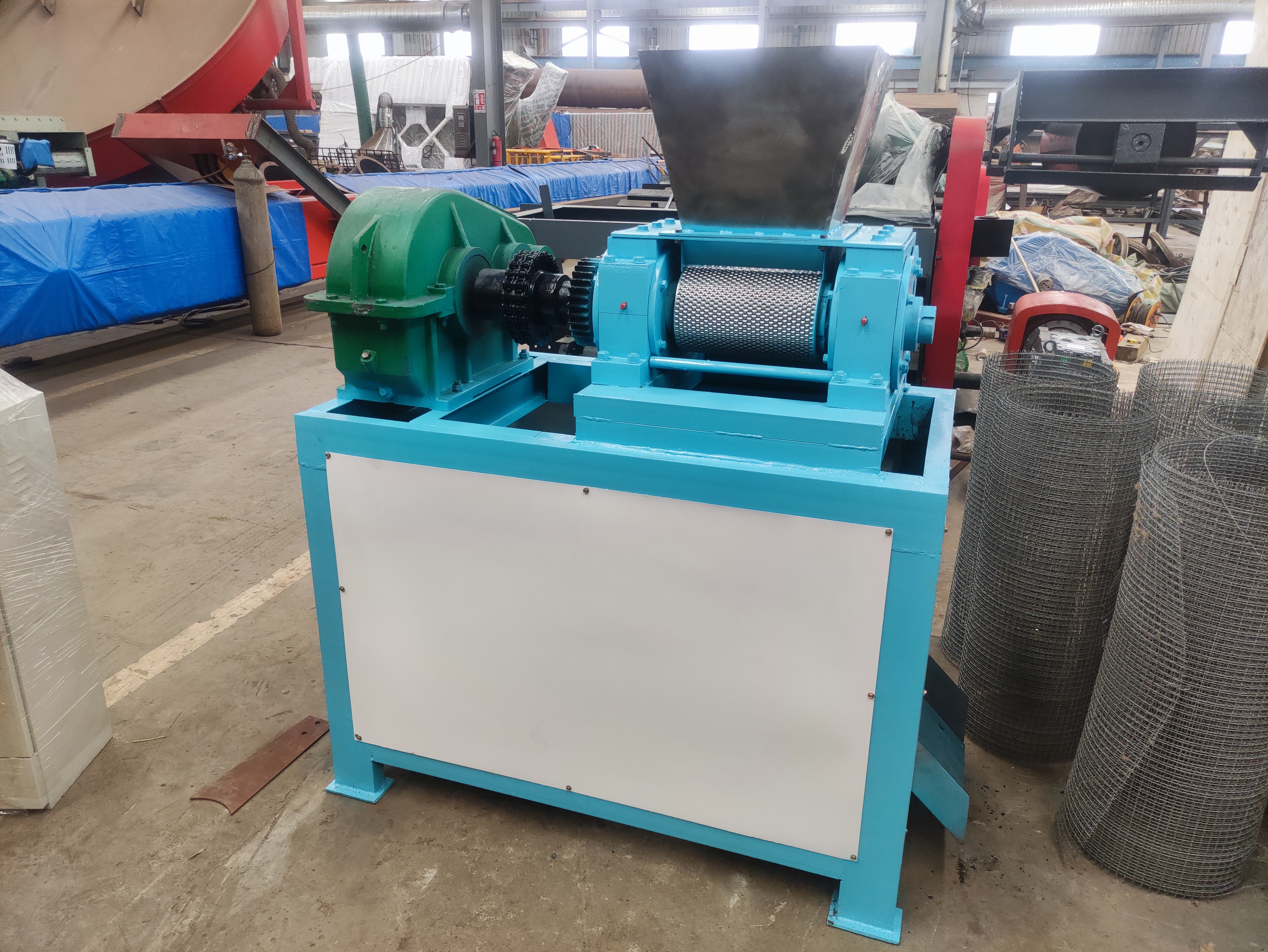  有機(jī)肥造粒機(jī)在使用和操作時(shí)有哪些注意事項(xiàng)？(圖1)